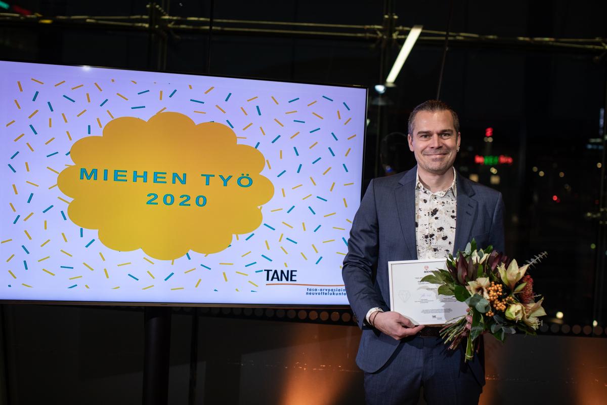 Vuoden 2020 miehen työ -palkinto myönnettiin urheilutoimittaja Filip Saxénille