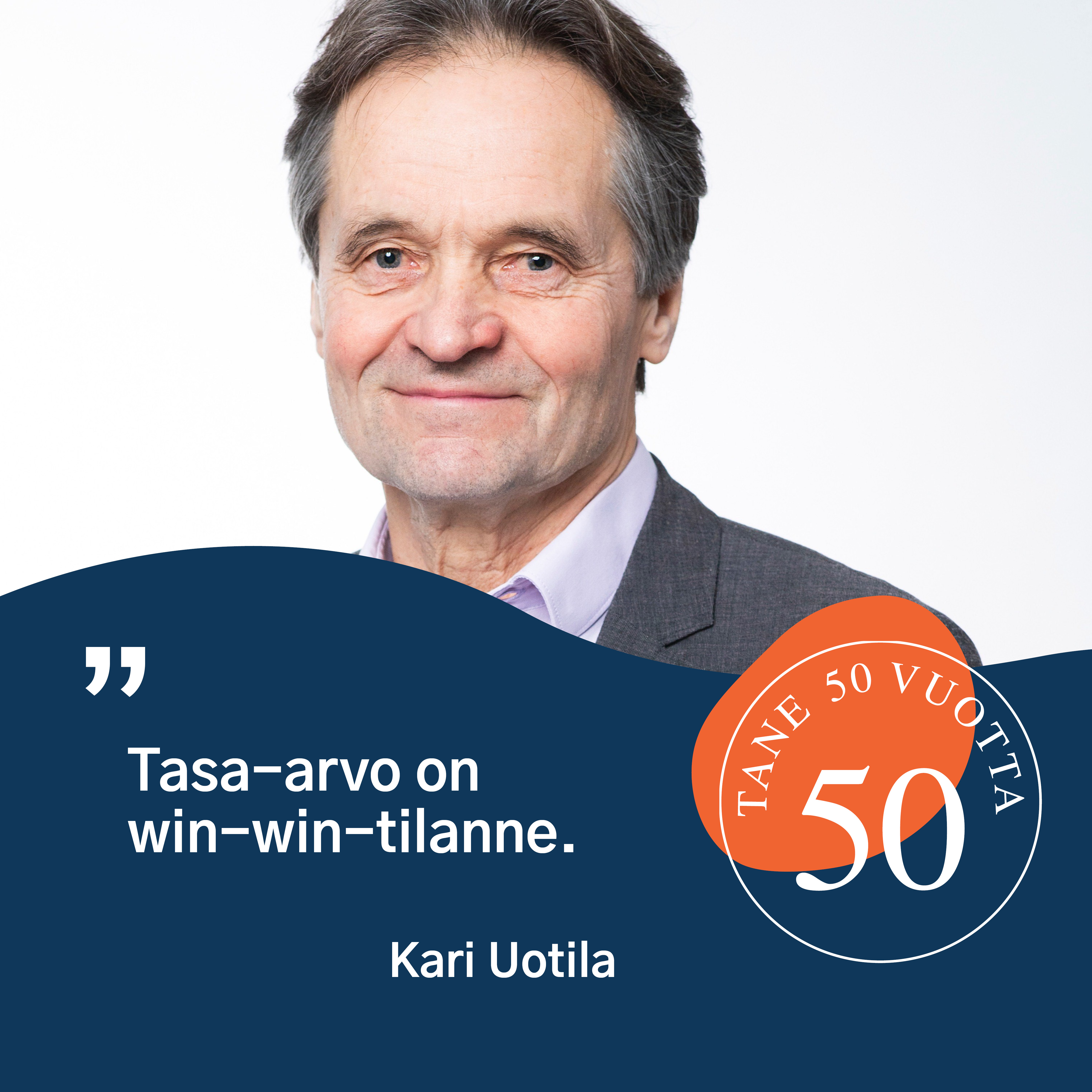 Kuvassa Kari Uuotlia katsoo kameraan. Sitaatissa lukee, että tasa-arvo on win-win-tilanne.