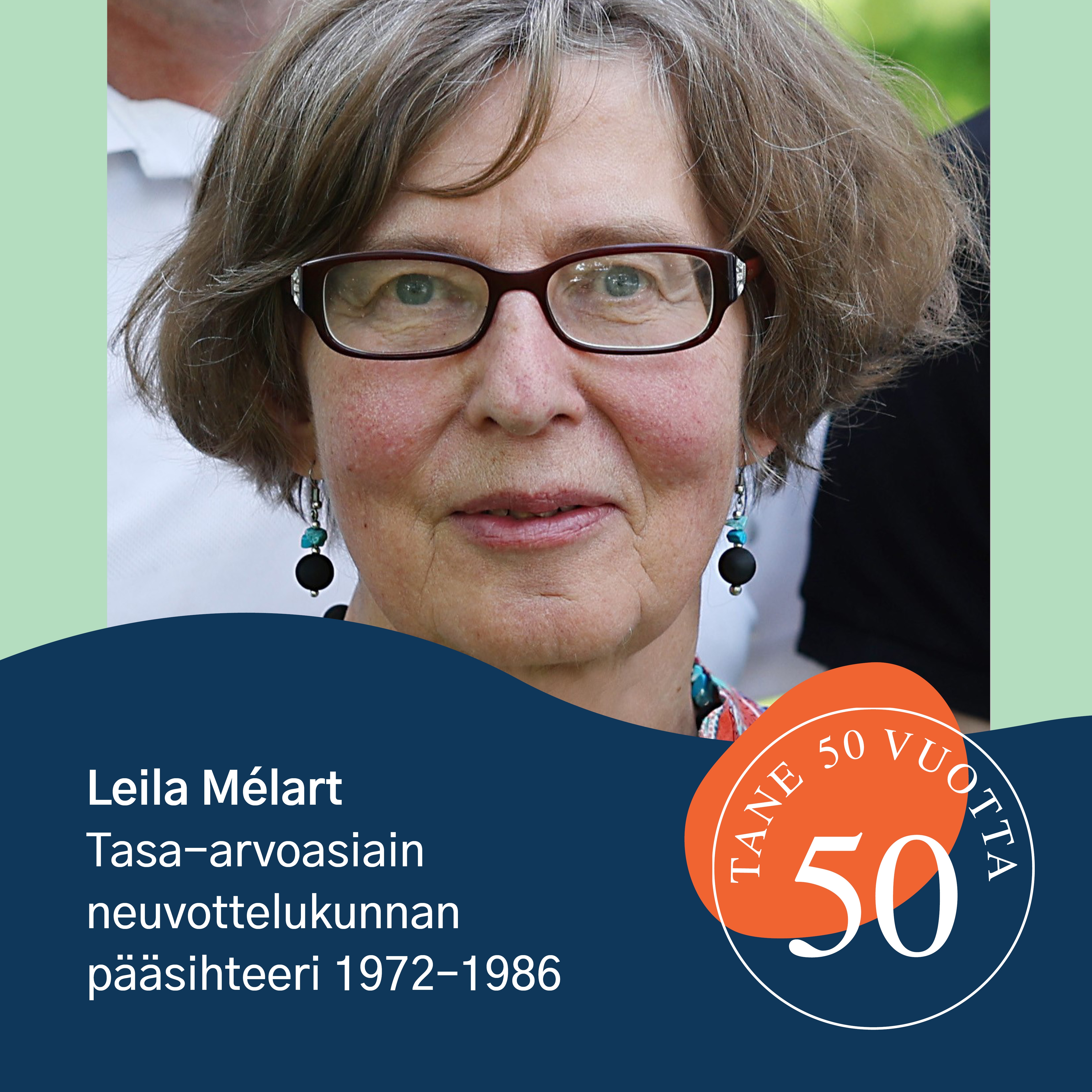 Leila Mélart toimi tasa-arvoasiain neuvottelukunnan pääsihteerinä vuosina 1972-1986. Kuvassa Mélart sekä Tane 50 vuotta logo.