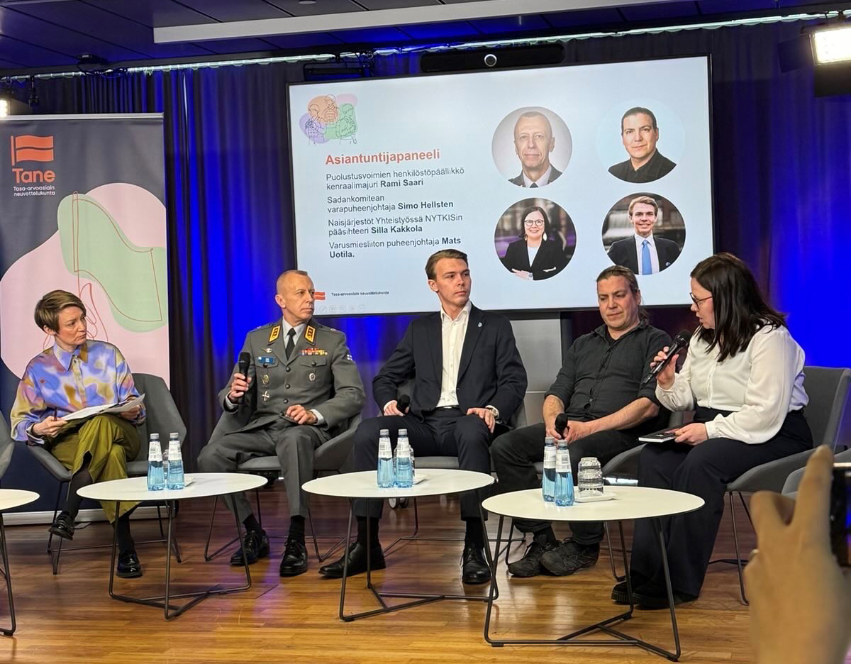 Panelistit juttelevat.