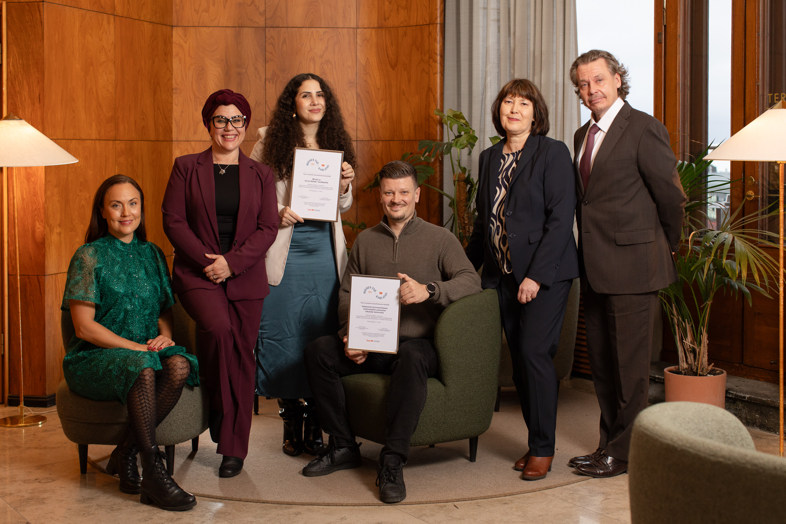Palkinnonsaajat ja Tanen puheenjohtajistoa yhteiskuvassa.