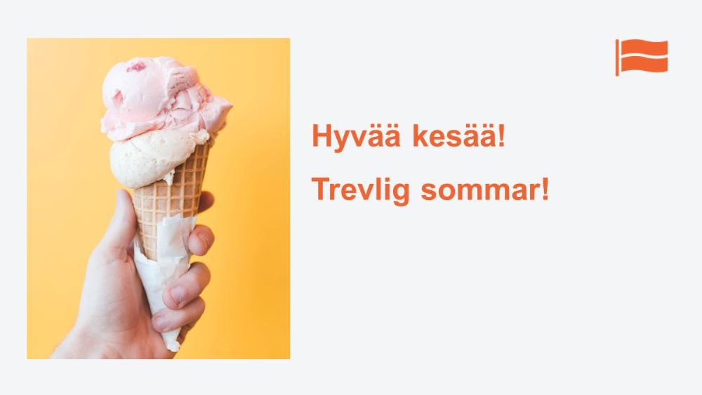 Kuvassa käsi pitelee jäätelötötteröä. Tekstissä toivotetaan hyvää kesää suomeksi ja ruotsiksi.