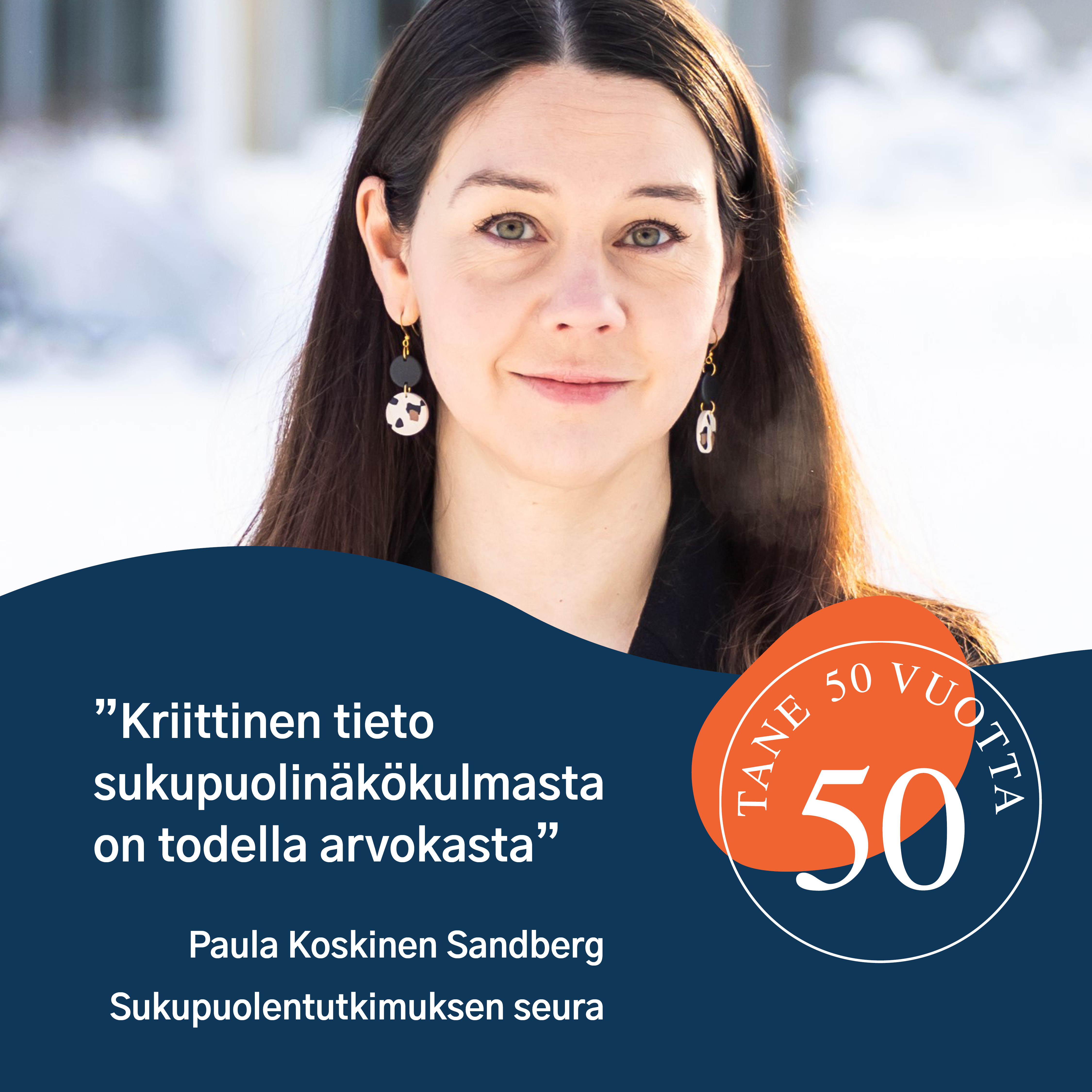 Kuva Koskinen Sandbergissa katsomassa suoraan kameraan ja hänen sitaattinsa, jossa lukee kriittinen tieto on todella arvokasta.