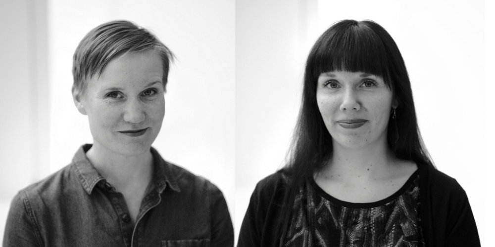Dosentti Anna Elomäki ja dosentti Hanna Ylöstalo katsovat kameraan.